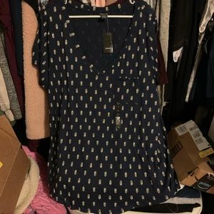 Blue T-shirt with feather print.